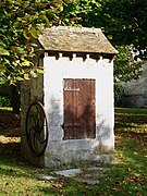 Le puits public du hameau de Balagny, sur la place.