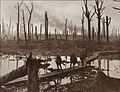 Australske soldater i område lagt øde under slaget ved Passchendaele Foto: Frank Hurley (1885–1962)