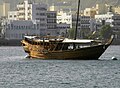 Muscat hamn - ein tradisjonell omansk dhow-båt ankrar opp i Muscat.