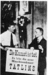 George Grosz och John Heartfield vid en "dadamässa" i Berlin 1920. På plakatet står det: "Konsten är död. Leve Tatlins nya maskinkonst".