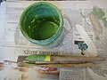 Grün pigmentierte Engobe, japanischer Pinsel zum Auftragen, Modellierholz
