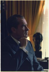 Photographie de profil de Nixon à l'air pensif