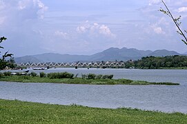 Puente Trang Tien sobre el río Perfume en Huế (Vietnam).