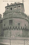 La tour et l'ancien bâtiment au-dessus.