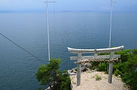 Cổng torii của đền Tsukubusuma bên bờ hồ Biwa, hồ nước ngọt lớn nhất Nhật Bản, tọa lạc ở thành phố Nagahama, tỉnh Shiga.