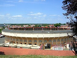 Arènes du Plumaçon, vue arrièredepuis la gare de Mont-de-Marsan