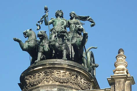 Dioniso y Ariadna en un carro dibujando cuatro panteras. Se encuentra sobre la entrada de la Ópera Semper, Dresde.