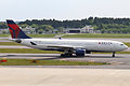 Airbus A330-200 de Delta Air Lines rodando por la pista