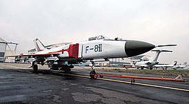 Shenyang J-8II, вооружённый УРВВ и бомбами, 2001 год.