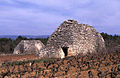 Deux grandes cabanes en pierre sèche à Ménerbes.