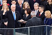 クラレンス・トーマス最高裁判所陪席判事を伴い、就任宣誓をするペンス（2017年1月20日）