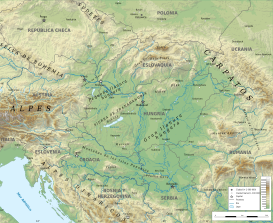 Mapa topográfico. Diversas cordilleras forman sus límites: al oeste, los Alpes; al sur, los Alpes Dináricos; y al norte y al este, los Cárpatos.