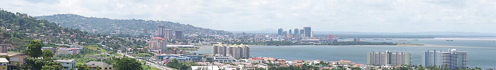 Panoramo pri Port-of-Spain.>