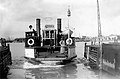 English: A tram on a ferry approaching Kulosaari Suomi: Raitiovaunu Kulosaaren lautalla