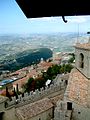 Widok z wieży zamku La Rocca o Guaita w kierunku ratusza