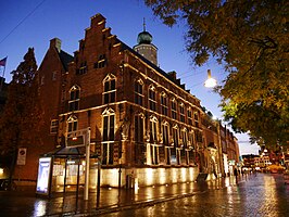 Het stadhuis van Nijmegen bij avond, gezien vanaf de Burchtstraat