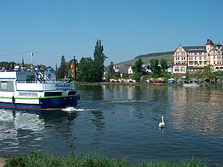 Deutsch: Die Mosel bei Bernkastel-Kues mit Kues im Hintergrund.