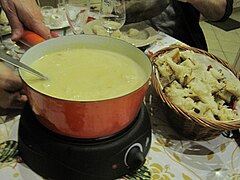 Fondue franc-comtoise au vin du Jura et au comté.