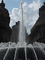 Curiosa immagine del grattacielo visto attraverso il getto della fontana di Piazza De Ferrari