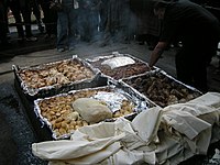 Preparación de un Hāngi, un método maorí de cocinar alimentos para ocasiones especiales utilizando piedras calientes enterradas en un horno de pozo.