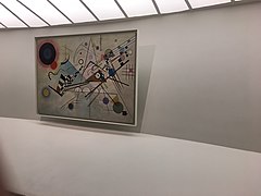 Photographie d'un mur du musée, dans la rotonde, avec une oeuvre de Kandinsky.