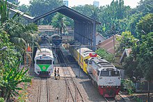 KRD dan lokomotif yang terparkir di Depo Lokomotif Tanah Abang.