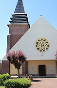 La façade de l'église.