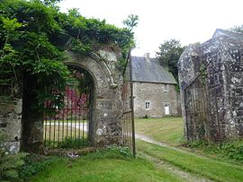 The gateway to the Grand'Isle Manor, in Saint-Bihy