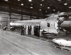 Mercury-Redstone au Marshall Space Flight Center. Une partie du moteur-fusée A-7 est visible derrière la trappe ouverte.