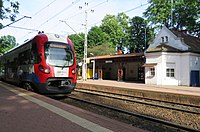 2016: Ein EN97 an der WKD-Station Podkowa Leśna Główna in Podkowa Leśna (Strecke 48)