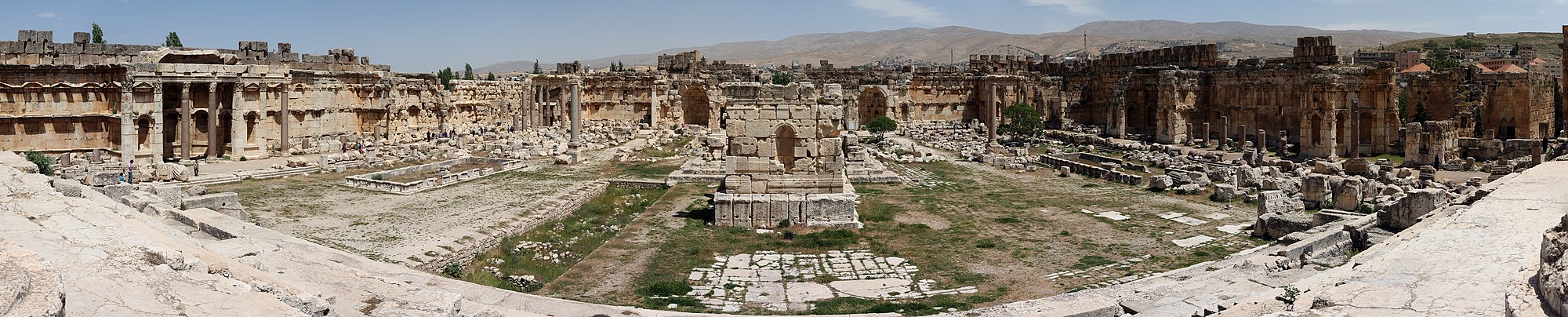 Vista panorámica do Gran Patio do complexo do templo de Baalbek.