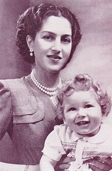 Photographie sépia d'une jeune femme brune portant un petit garçon blond.