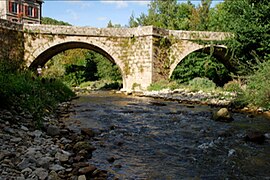 Saint-Maurice-de-Sorgues, le vieux pont.