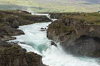 Rio Skjálfandafljót visto da rodovia nacional IS-1. Ao fundo a Catarata dos Deuses, região Nordeste, Islândia. (definição 5 760 × 3 840)