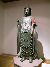 Bhaisajyaguru de pie, mitad siglo VIII. 1.77 m. Museo Nacional de Gyeongju, Tesoro Nacional n.º 28.