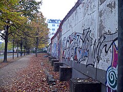 The Berlin wall at Invalidenfriedhof, Mitte.jpg