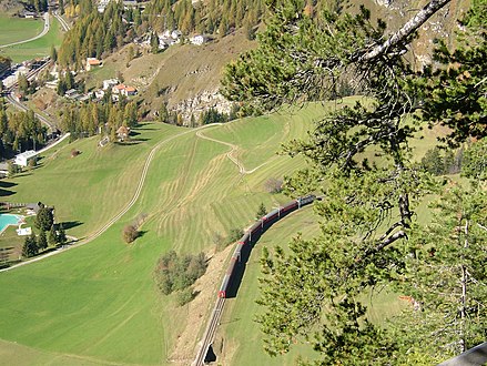 Southbound train heading for Plaz loop tunnel (view from footpath to Piz Darlux) Südwärts fahrender Zug auf dem Weg zum Plaz Kehrtunnel (Blick vom Fussweg zum Piz Darlux)