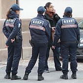 Photographie de trois femmes portant des uniformes de police.