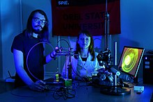 Dos científico hacen un experimento de luz en un laboratorio de fotónica biomédica
