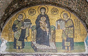 Mosaico de la entrada suroccidental de Santa Sofía (Constantino ofrece a la Theotokos una maqueta de la ciudad de Constantinopla y Justiniano una de la propia basílica).