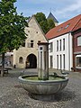 Brunnen aus Ibbenbürener Sandstein und Vogeldarstellungen aus Bronze (Bild ist annotiert)