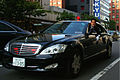 Policía de seguridad en un Mercedes-Benz S600 durante el servicio de escolta en la 34ª cumbre del G8 en Tōyako, Hokkaidō.