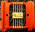 Circuitul SN510A într-o capsulă de tip 10-lead flat-pack. Circuitele integrate SN510 şi SN514 produse de Texas Instruments au fost primele circuite integrate folosite la bodul unui satelit lansat în data de 27 noiembrie 1963.