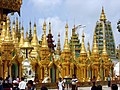 Rechts eine Nachbildung des Mahabodhi-Tempels