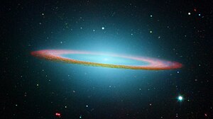 גלקסיית הסומבררו באור תת-אדום. גלקסיית הסומבררו היא גלקסיה ספירלית; לגלקסיה תפיחה מרכזית יוצאת דופן בגודלה ושביל אבק בדיסקה הנוטה שלה, המשווים לה מראה של סומבררו.