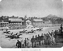 Photographie d'une gravure en noir et blanc représentant des spectateurs devant un champ de course au premier plan, la tribune d'un hippodrome au deuxième plan et un mont à l'arrière-plan.