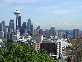 English: View of downtown Seattle from Kerry Park. Mt. Rainier appears barely visible through the haze to the right of the city.