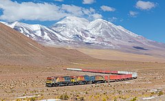 次席: チリのアントファガスタ州発ボリビア行きの列車が火山地帯を縫うように進む。撮影地はサンペドロ山とアスコタン山との中間（チリ）。 – 帰属: Kabelleger / David Gubler (CC BY-SA 4.0)