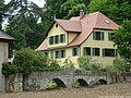 Aquädukt nördlich der Mühle, im Hintergrund das Pfarrhaus