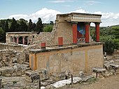Intrarea Nordică restaurată a Palatului din Cnossos, cu o frescă în care apare un taur